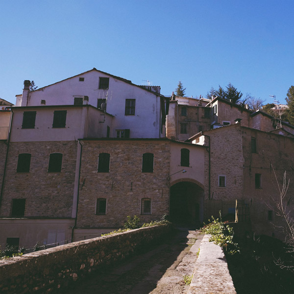 Dolcedo, borgo storico che si affaccia sul torrente